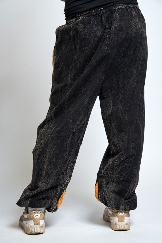 Pantaloni unisex negri prespalati cu aplicatii galbene